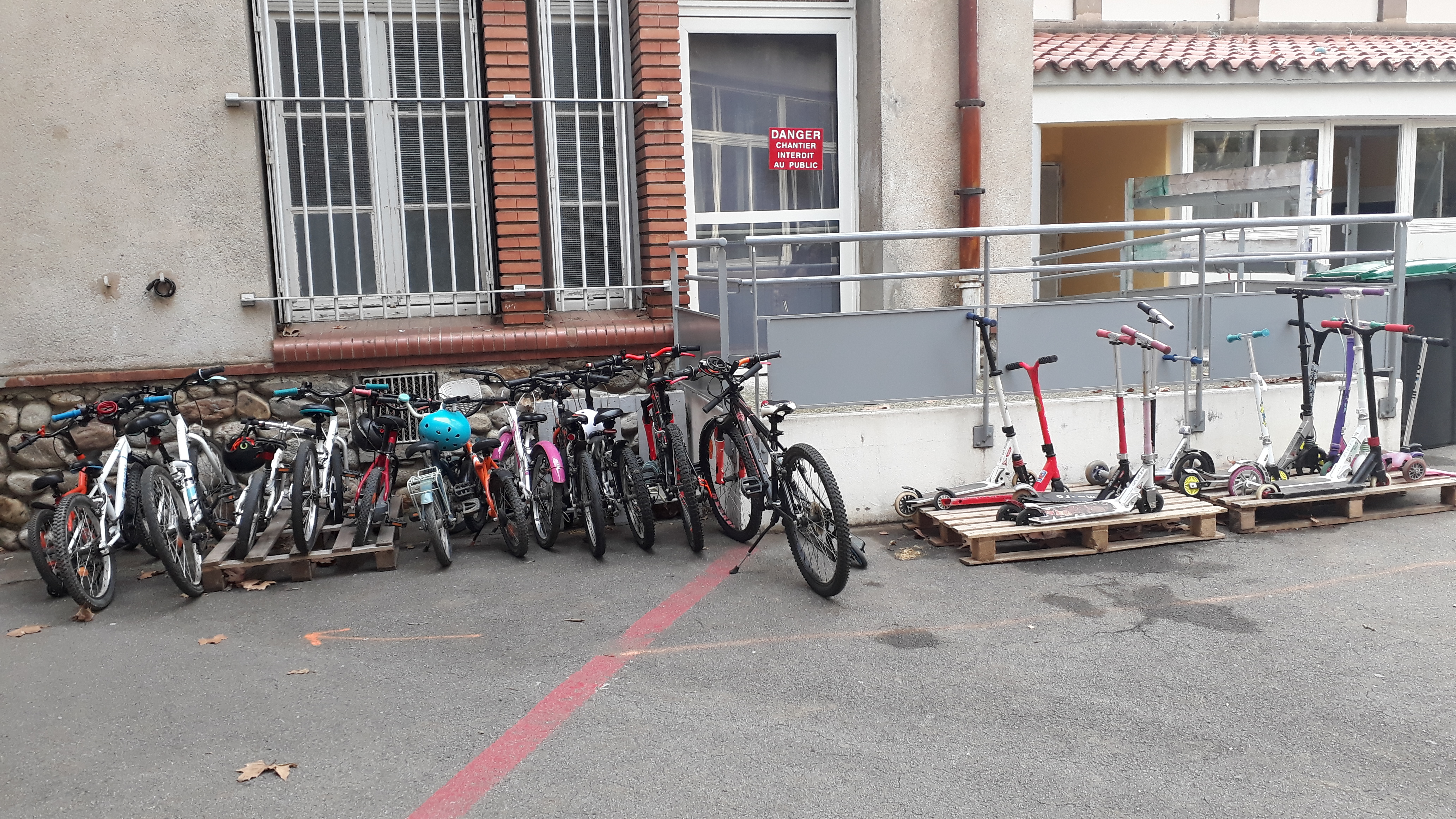 Afin de répondre aux demandes des parents et enfants, une école de Perpignan a installé une, puis deux, puis trois ; aujourd'hui il y a quatre palettes en bois et c'est encore insuffisant !