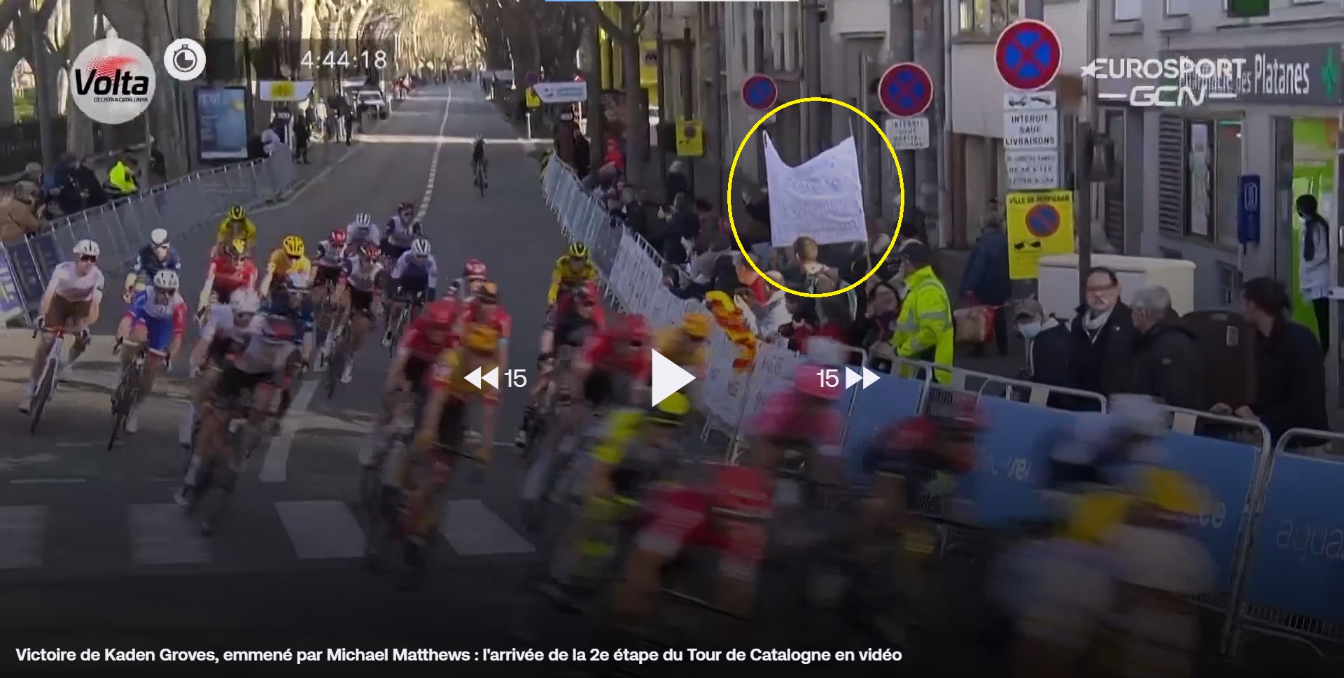 Capture d'écran de la retranscription vidéo de la course, juste avant la ligne d'arrivée.