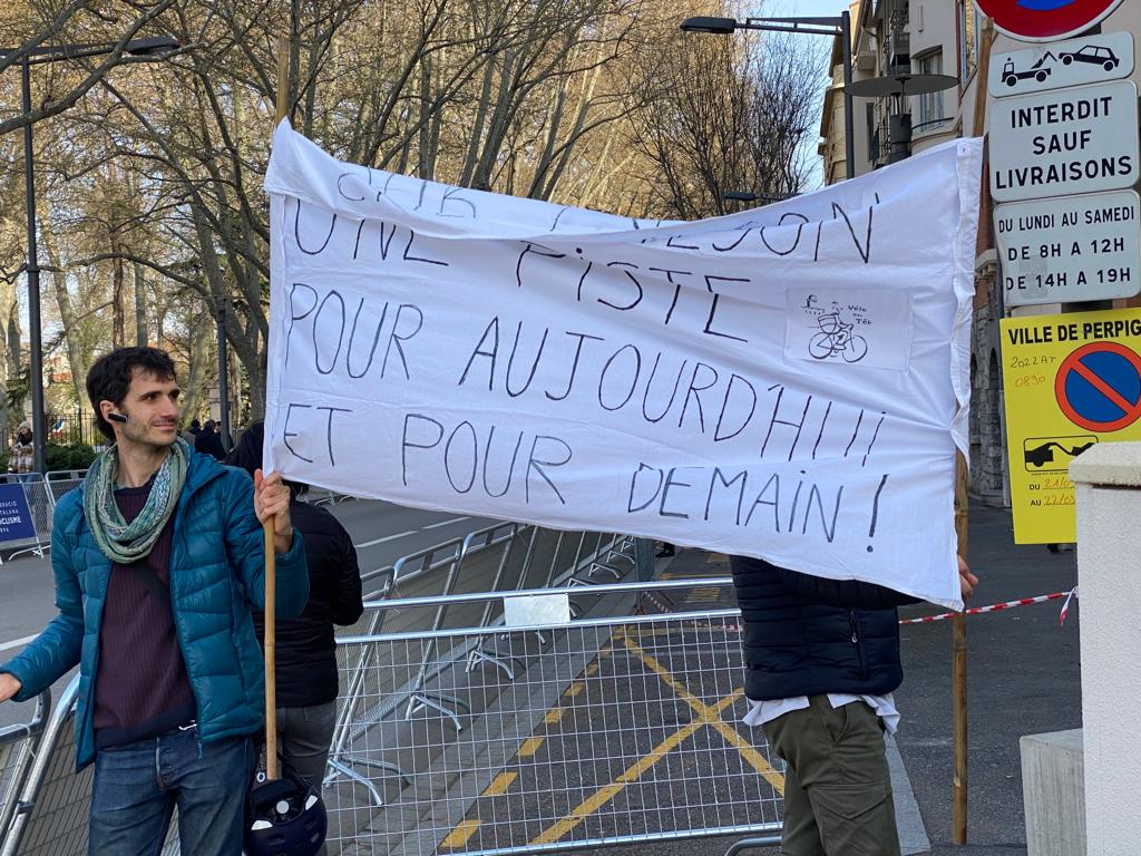 La banderole a fait une pause au moment de la photo... La banderole a fait une pause au moment de la photo...