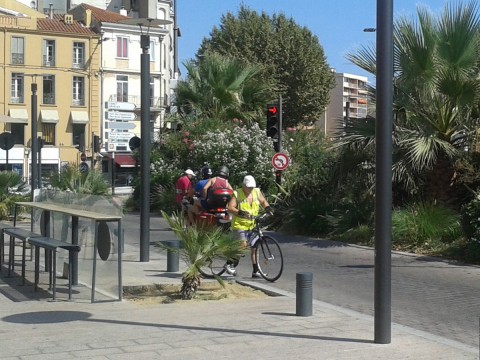 Chercher un passage à l'écart des piétons
