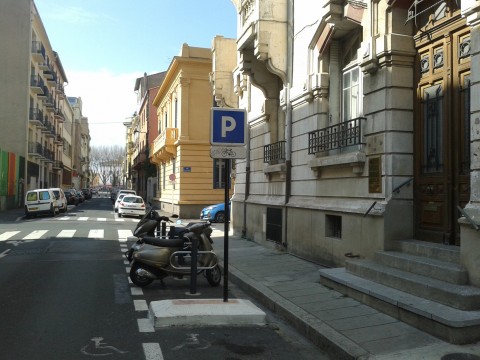 Parking réservé aux vélos, rue Jeanne d'ARC
