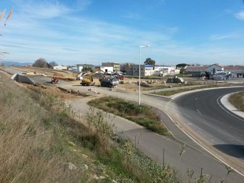 L'ouvrage dédié au cyclistes apparaît en gris en haut à gauche. Le détour est grand, les virages sont trop francs pour être pris à une allure efficace.
