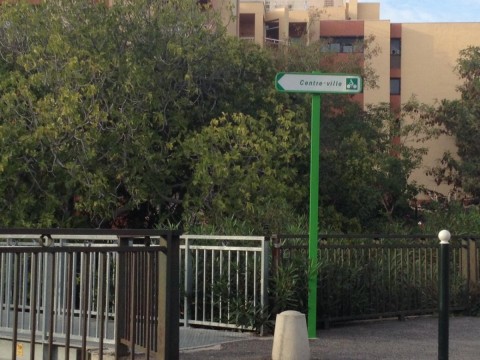 Cette fleche fait passer par un tourniquet très malcommode pour les vélos et il n'y a pas de flèche suivante.