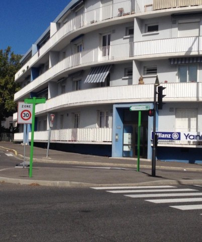 Un pour le prix de deux : petit exemple où l'on aurait pu mettre qu'un seul piquet au lieu de deux. Les pietons et les deniers publics auraient appréciés.