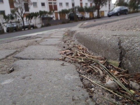 Ca ne parait pas grand chose mais ça secoue vraiment. En une demi heure, les services techniques pourraient mettre un terme à des années de galère sur cette piste qui comptent d'autres nombreuses secousses.