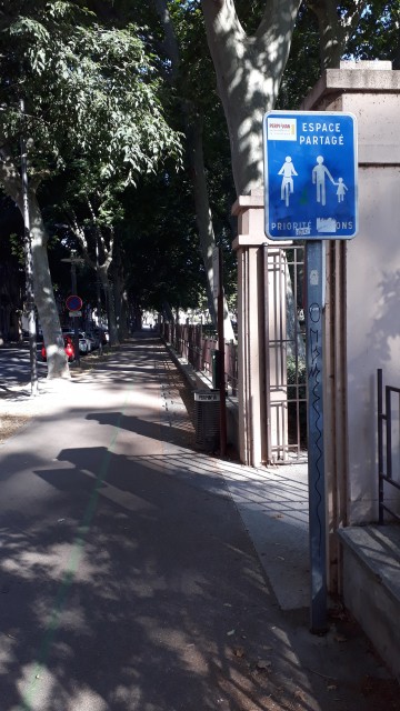 Un panneau "Espace partagé - Priorité piétons" qui n'a aucune existence légale Un panneau "Espace partagé - Priorité piétons" qui n'a aucune existence légale